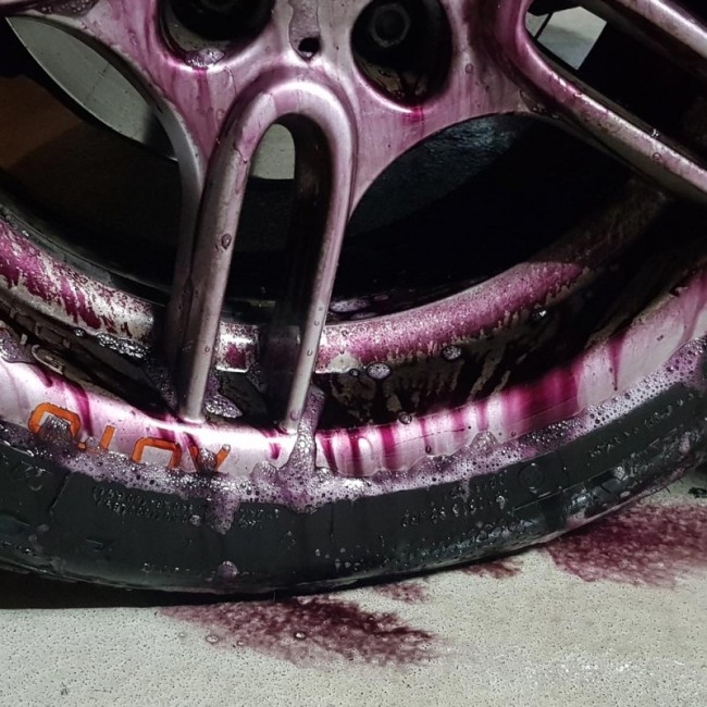 Preview: Der Liquid Elements Dust Cracker Extreme ist der leistungsstärkste ph-hautneutrale Felgenreiniger auf dem Fahrzeugpflege Markt!